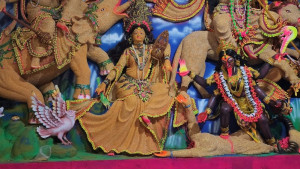 শরীয়তপুরে এক মণ মটর ডালে ২০ ফুটের দুর্গাপ্রতিমা
