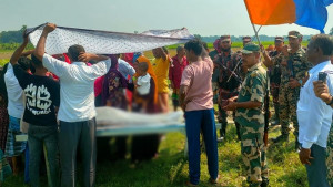 মৃত মায়ের মুখ শেষবার দেখতে শূন্যরেখায় মেয়ে