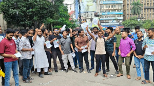 ‘ওএমআর শিট হাতে পাওয়ার অপেক্ষায় ছিলাম, হঠাৎ বলা হলো পরীক্ষা স্থগিত’