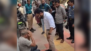 ফুটপাতে মারধরের ঘটনায় সেই যুবক আটক, পুলিশ প্রত্যাহার