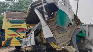 ডুমুরিয়ায় বাস-ট্রাকের মুখোমুখি সংঘর্ষে নিহত ৪, আহত ৪০