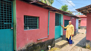বাড়ি দখল করে তালা সার্জেন্টের