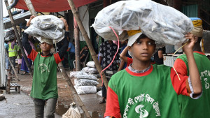 ভারী বোঝা মাথায় নিয়ে শৈশব কাটছে তাদের