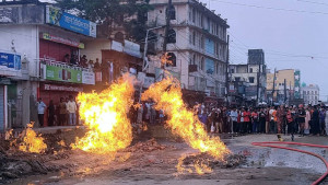 ছাতকে গ্যাসলাইন লিকেজ হয়ে সড়কে আগুন