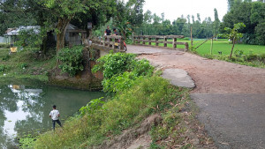 নড়বড়ে সেতুতে গর্ত, ভেঙে গেছে সংযোগ সড়ক