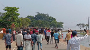 খেলার সময় অটোরিকশায় বল পড়ায় ৫ গ্রামের মানুষের মধ্যে সংঘর্ষ, আহত ২৫