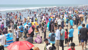 পর্যটকের ঢল কক্সবাজারে, লোকে-লোকারণ্য সৈকত   