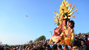 চোখের জলে দেবী দুর্গাকে বিদায়