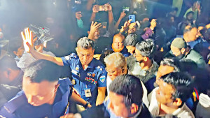 ক্যাম্পাসে না ফেরার শর্তে মুক্ত হলেন চুয়েট উপাচার্য