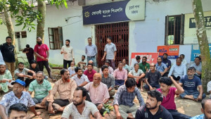 চুয়েটে বেতন-ভাতা আটকে রাখার নির্দেশ: ব্যাংকের সামনে অবস্থানের পর পরিশোধ