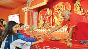 মণ্ডপে ভক্ত-পূজারি, দর্শনার্থীর ভিড়, মহাষ্টমী ও কুমারী পূজা আজ