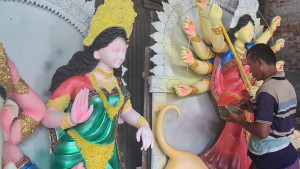সাড়ম্বরে দুর্গাপূজার প্রস্তুতি, মণ্ডপে মণ্ডপে চলছে প্রতিমা নির্মাণ-সাজসজ্জা