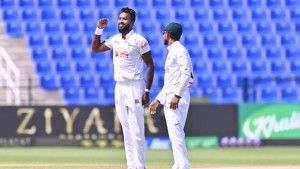 এবাদতের পর আফগান শিবিরে মিরাজের আঘাত