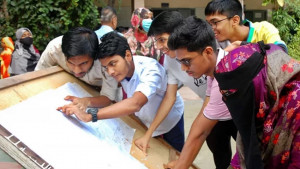 শিক্ষায় নারীর জয়রথ: ছেলেরা কি পিছিয়ে পড়ছে?