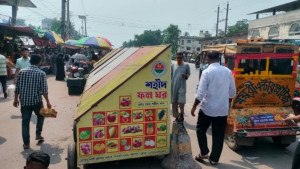 গভীর রাতে মহাসড়কের একাংশে ২০ দোকান