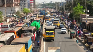গাজীপুরে বেতন-ভাতা ও বোনাস বৃদ্ধির দাবিতে শ্রমিকদের বিক্ষোভ