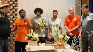 কেক কেটে হামজার জন্মদিন উদযাপন সতীর্থদের