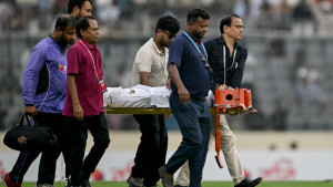 স্ট্রেচারে করে মাঠ ছাড়লেন হৃদয়