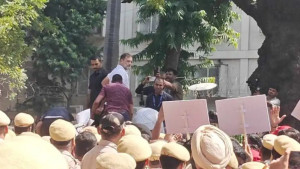 দিল্লিতে নির্বাচন কমিশন ঘিরে বিক্ষোভ, ব্যারিকেডে উঠে রাহুল গান্ধীর প্রতিবাদ