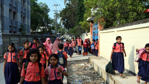 নালা ও সড়কের মাঝের তিন ফুট চওড়া জায়গা নিয়ে আক্ষেপ 