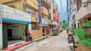 হাসপাতালের এক কিলোমিটারে ৪৭ ক্লিনিক
