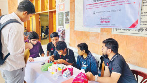 হাত বাড়ালেই বন্ধু