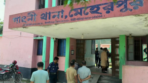 মহাসড়ক পার হওয়ার সময় বাসের ধাক্কায় ভ্যানচালক নিহত
