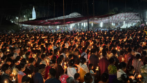 মোমের আলোয় আলোকিত গারো পাহাড়, প্রার্থনায় হাজারো পুণ্যার্থী