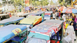 ১০০ ফিট সড়কের ৯০ ভাগই বেদখলে, যান চলাচলে ভোগান্তি