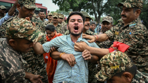 সিইসির পদত্যাগের দাবি কেন মোদির জন্য ক্যাচ-২২?