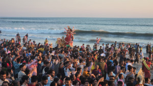 কক্সবাজার সমুদ্র-সৈকতে প্রতিমা বিসর্জন, পর্যটকের ঢল