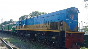 সাড়ে ছয় ঘণ্টা পর উত্তরবঙ্গের রেলপথে ট্রেন চলাচল শুরু