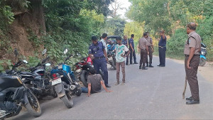 কক্সবাজারে সড়কে অস্ত্র হাতে মুখোশধারী ডাকাত দল, অর্ধশতাধিক যানবাহনে লুটপাট