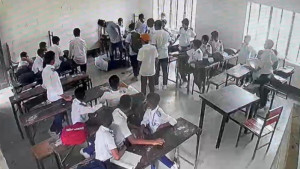 শ্রেণিকক্ষে ঢুকে শিক্ষার্থীকে ‘আছাড়’ মারার অভিযোগে অভিভাবক গ্রেপ্তার