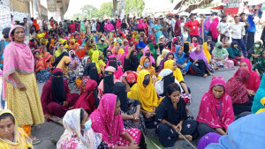 বেতন বৃদ্ধির দাবিতে বিমানবন্দর সড়ক অবরোধ, যান চলাচল বন্ধ