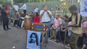 রবীন্দ্রনাথের গ্রাফিতিতে কালি লাগানোর ঘটনায় সিলেটে গানে গানে প্রতিবাদ