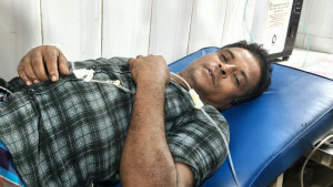 জ্যান্ত সাপ নিয়ে হাসপাতালে দংশনের শিকার ব্যক্তি