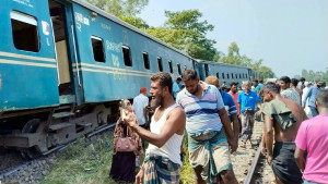 সংযোগ বিচ্ছিন্ন করে চলছিল লাইন মেরামত, জানানো হয়নি ট্রেন চালককে