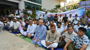 এনসিটি ইজারা চুক্তি বাতিলের দাবিতে বন্দর ভবনের সামনে গণঅনশন 