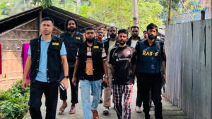খুলনায় পুলিশ পরিদর্শক কুপিয়ে টাকা-মোবাইল ফোন ছিনতাই, ২ জন গ্রেপ্তার