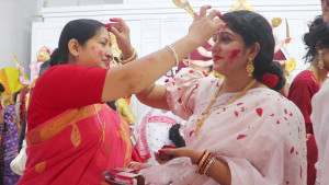বিদায়ের সুরে সিঁদুর খেলায় মাতলেন ভক্তরা
