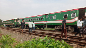 টাঙ্গাইলে নীলসাগর ট্রেন লাইনচ্যুত, উত্তরবঙ্গের সঙ্গে যোগাযোগ বন্ধ