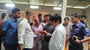 পীরগঞ্জে নকল সার কারখানায় অভিযান, ১১২৬ বস্তা জব্দ