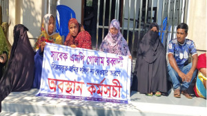 ৯ বছর আগে জমি কিনেও দলিল পাননি, সাবেক এমপির বাড়িতে অবস্থান