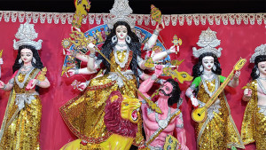 ১০ হাজার গোল্ডেন চকলেটে তৈরি প্রতিমায় পূজা পাচ্ছেন দেবী দুর্গা 