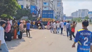উত্তরায় ফের পোশাকশ্রমিকদের সড়ক অবরোধ, তীব্র যানজট