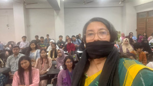 মুখে কালো কাপড় বেঁধে ক্লাস নিলেন সামিনা লুৎফা