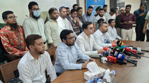 রাজধানীর ৪ বারে এনবিআরের অভিযান, বিপুল অবৈধ মদ ও পণ্য জব্দ