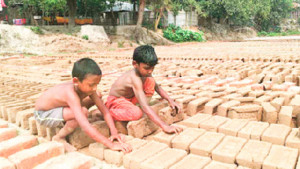 মা-বাবার সঙ্গে ইটভাটায় শিশুরা, বিদ্যালয় থেকে ঝরে পড়ার শঙ্কা