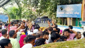 কুমিল্লায় যুবদল কর্মী হত্যার প্রতিবাদে থানার সামনে এলাকাবাসীর বিক্ষোভ